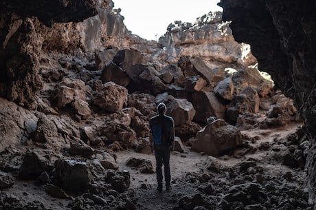 地下大峡谷(探秘地下大峡谷：一场壮观的地下探险之旅)