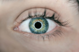 左眼球突出的症状、原因和治疗方法