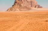 沙漠公路(穿越黄沙，畅游沙漠公路)