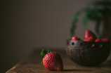 草莓苗的种植方法及管理(草莓种植技巧与管理)