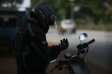 暴力摩托骑手警方高速追捕，被拘留10天